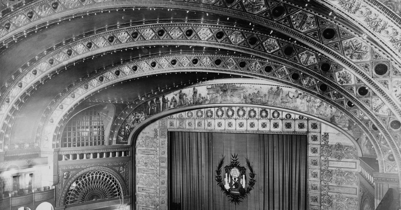 Widownia i scena zabytkowego teatru.