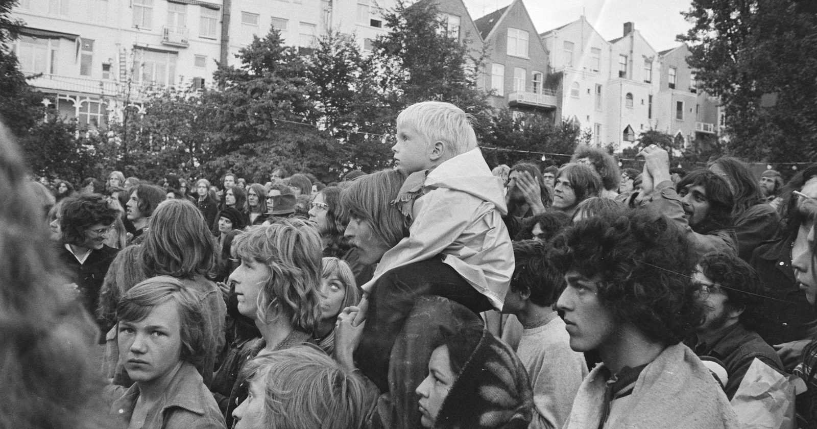 Plenerowy koncert z publicznością w parku.